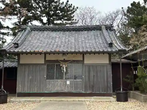 日間賀神社の{uncategorized: "未分類", other: "その他", undefined: "問題あり", building: "その他建物", grave: "お墓", sacred_gate: "鳥居", guardian: "狛犬", statue: "像", buddha: "仏像", history: "歴史", nature: "自然", garden: "庭園", animal: "動物", pagoda: "塔", temizu: "手水舎", mountain_gate: "山門・神門", sanctuary: "本殿・本堂", subordinate: "末社・摂社", art: "芸術", scenery: "景色", jizo: "地蔵", ema: "絵馬", goshuin: "御朱印", omikuji: "おみくじ", items: "授与品その他", amulet: "お守り", goshuincho: "御朱印帳", eats: "食事", festival: "お祭り", votive_dance: "神楽", shichigosan: "七五三参", wedding: "結婚式", experience: "体験その他", initially: "初詣", around: "周辺", anti_infection: "感染症対策"}