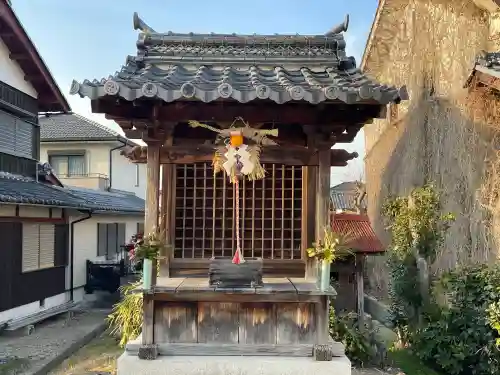 八幡社の{uncategorized: "未分類", other: "その他", undefined: "問題あり", building: "その他建物", grave: "お墓", sacred_gate: "鳥居", guardian: "狛犬", statue: "像", buddha: "仏像", history: "歴史", nature: "自然", garden: "庭園", animal: "動物", pagoda: "塔", temizu: "手水舎", mountain_gate: "山門・神門", sanctuary: "本殿・本堂", subordinate: "末社・摂社", art: "芸術", scenery: "景色", jizo: "地蔵", ema: "絵馬", goshuin: "御朱印", omikuji: "おみくじ", items: "授与品その他", amulet: "お守り", goshuincho: "御朱印帳", eats: "食事", festival: "お祭り", votive_dance: "神楽", shichigosan: "七五三参", wedding: "結婚式", experience: "体験その他", initially: "初詣", around: "周辺", anti_infection: "感染症対策"}