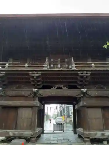 鳥海月山両所宮の山門