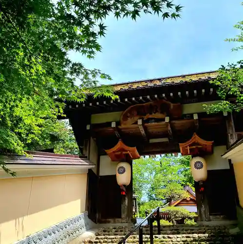 目の霊山　油山寺の山門