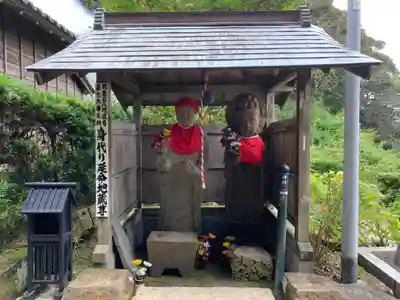 長秀寺{永代供養やすらぎ納骨堂・浪切不動尊}の地蔵