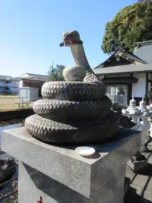 白蛇辨財天の像