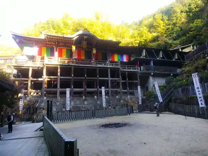 狸谷山不動院の本殿・本堂