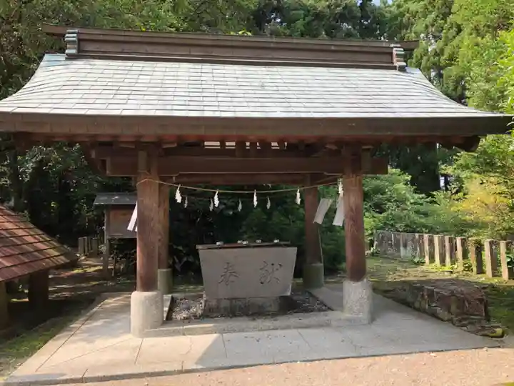 都萬神社の手水舎