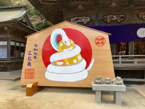 大洗磯前神社の{uncategorized: "未分類", other: "その他", undefined: "問題あり", building: "その他建物", grave: "お墓", sacred_gate: "鳥居", guardian: "狛犬", statue: "像", buddha: "仏像", history: "歴史", nature: "自然", garden: "庭園", animal: "動物", pagoda: "塔", temizu: "手水舎", mountain_gate: "山門・神門", sanctuary: "本殿・本堂", subordinate: "末社・摂社", art: "芸術", scenery: "景色", jizo: "地蔵", ema: "絵馬", goshuin: "御朱印", omikuji: "おみくじ", items: "授与品その他", amulet: "お守り", goshuincho: "御朱印帳", eats: "食事", festival: "お祭り", votive_dance: "神楽", shichigosan: "七五三参", wedding: "結婚式", experience: "体験その他", initially: "初詣", around: "周辺", anti_infection: "感染症対策"}