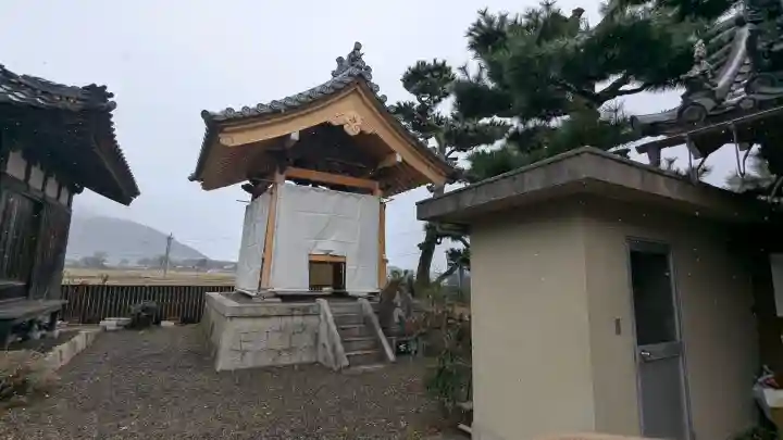 安養寺の{uncategorized: "未分類", other: "その他", undefined: "問題あり", building: "その他建物", grave: "お墓", sacred_gate: "鳥居", guardian: "狛犬", statue: "像", buddha: "仏像", history: "歴史", nature: "自然", garden: "庭園", animal: "動物", pagoda: "塔", temizu: "手水舎", mountain_gate: "山門・神門", sanctuary: "本殿・本堂", subordinate: "末社・摂社", art: "芸術", scenery: "景色", jizo: "地蔵", ema: "絵馬", goshuin: "御朱印", omikuji: "おみくじ", items: "授与品その他", amulet: "お守り", goshuincho: "御朱印帳", eats: "食事", festival: "お祭り", votive_dance: "神楽", shichigosan: "七五三参", wedding: "結婚式", experience: "体験その他", initially: "初詣", around: "周辺", anti_infection: "感染症対策"}