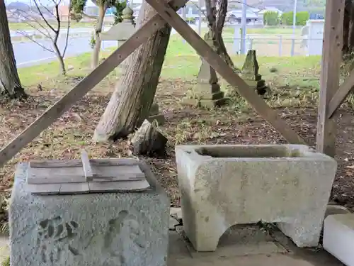 若一神社の手水舎