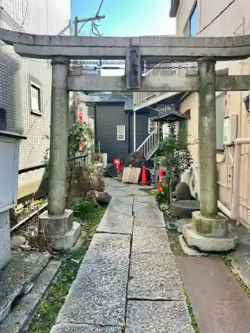 三峯神社の{uncategorized: "未分類", other: "その他", undefined: "問題あり", building: "その他建物", grave: "お墓", sacred_gate: "鳥居", guardian: "狛犬", statue: "像", buddha: "仏像", history: "歴史", nature: "自然", garden: "庭園", animal: "動物", pagoda: "塔", temizu: "手水舎", mountain_gate: "山門・神門", sanctuary: "本殿・本堂", subordinate: "末社・摂社", art: "芸術", scenery: "景色", jizo: "地蔵", ema: "絵馬", goshuin: "御朱印", omikuji: "おみくじ", items: "授与品その他", amulet: "お守り", goshuincho: "御朱印帳", eats: "食事", festival: "お祭り", votive_dance: "神楽", shichigosan: "七五三参", wedding: "結婚式", experience: "体験その他", initially: "初詣", around: "周辺", anti_infection: "感染症対策"}