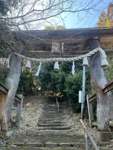 鳴石山神社の{uncategorized: "未分類", other: "その他", undefined: "問題あり", building: "その他建物", grave: "お墓", sacred_gate: "鳥居", guardian: "狛犬", statue: "像", buddha: "仏像", history: "歴史", nature: "自然", garden: "庭園", animal: "動物", pagoda: "塔", temizu: "手水舎", mountain_gate: "山門・神門", sanctuary: "本殿・本堂", subordinate: "末社・摂社", art: "芸術", scenery: "景色", jizo: "地蔵", ema: "絵馬", goshuin: "御朱印", omikuji: "おみくじ", items: "授与品その他", amulet: "お守り", goshuincho: "御朱印帳", eats: "食事", festival: "お祭り", votive_dance: "神楽", shichigosan: "七五三参", wedding: "結婚式", experience: "体験その他", initially: "初詣", around: "周辺", anti_infection: "感染症対策"}