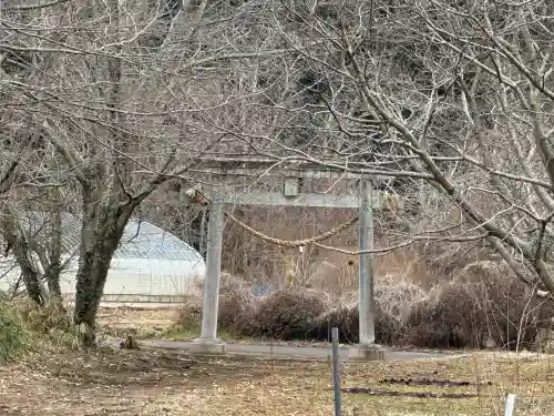 小坂熊野神社の{uncategorized: "未分類", other: "その他", undefined: "問題あり", building: "その他建物", grave: "お墓", sacred_gate: "鳥居", guardian: "狛犬", statue: "像", buddha: "仏像", history: "歴史", nature: "自然", garden: "庭園", animal: "動物", pagoda: "塔", temizu: "手水舎", mountain_gate: "山門・神門", sanctuary: "本殿・本堂", subordinate: "末社・摂社", art: "芸術", scenery: "景色", jizo: "地蔵", ema: "絵馬", goshuin: "御朱印", omikuji: "おみくじ", items: "授与品その他", amulet: "お守り", goshuincho: "御朱印帳", eats: "食事", festival: "お祭り", votive_dance: "神楽", shichigosan: "七五三参", wedding: "結婚式", experience: "体験その他", initially: "初詣", around: "周辺", anti_infection: "感染症対策"}
