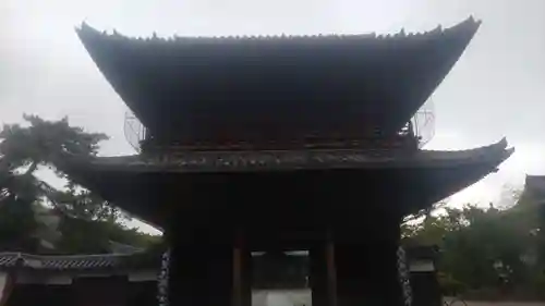 建中寺の山門