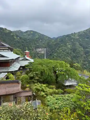 青岸渡寺の{uncategorized: "未分類", other: "その他", undefined: "問題あり", building: "その他建物", grave: "お墓", sacred_gate: "鳥居", guardian: "狛犬", statue: "像", buddha: "仏像", history: "歴史", nature: "自然", garden: "庭園", animal: "動物", pagoda: "塔", temizu: "手水舎", mountain_gate: "山門・神門", sanctuary: "本殿・本堂", subordinate: "末社・摂社", art: "芸術", scenery: "景色", jizo: "地蔵", ema: "絵馬", goshuin: "御朱印", omikuji: "おみくじ", items: "授与品その他", amulet: "お守り", goshuincho: "御朱印帳", eats: "食事", festival: "お祭り", votive_dance: "神楽", shichigosan: "七五三参", wedding: "結婚式", experience: "体験その他", initially: "初詣", around: "周辺", anti_infection: "感染症対策"}