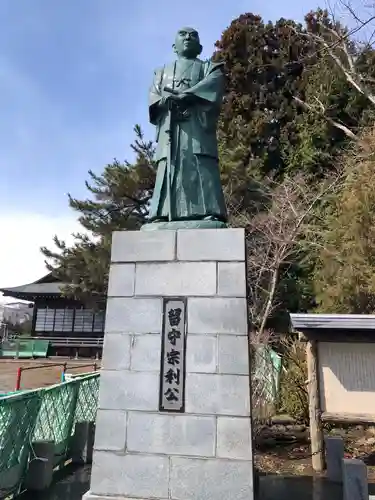 日高神社の像