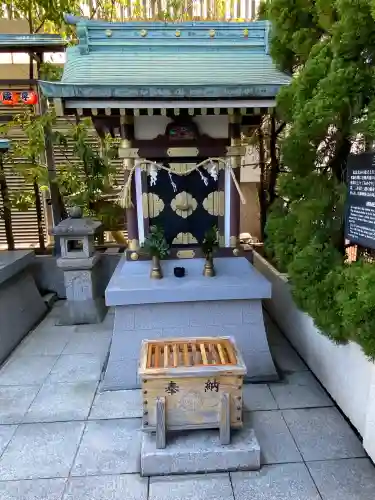 三囲神社銀座摂社の{uncategorized: "未分類", other: "その他", undefined: "問題あり", building: "その他建物", grave: "お墓", sacred_gate: "鳥居", guardian: "狛犬", statue: "像", buddha: "仏像", history: "歴史", nature: "自然", garden: "庭園", animal: "動物", pagoda: "塔", temizu: "手水舎", mountain_gate: "山門・神門", sanctuary: "本殿・本堂", subordinate: "末社・摂社", art: "芸術", scenery: "景色", jizo: "地蔵", ema: "絵馬", goshuin: "御朱印", omikuji: "おみくじ", items: "授与品その他", amulet: "お守り", goshuincho: "御朱印帳", eats: "食事", festival: "お祭り", votive_dance: "神楽", shichigosan: "七五三参", wedding: "結婚式", experience: "体験その他", initially: "初詣", around: "周辺", anti_infection: "感染症対策"}