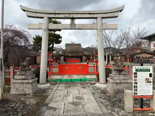 車折神社の{uncategorized: "未分類", other: "その他", undefined: "問題あり", building: "その他建物", grave: "お墓", sacred_gate: "鳥居", guardian: "狛犬", statue: "像", buddha: "仏像", history: "歴史", nature: "自然", garden: "庭園", animal: "動物", pagoda: "塔", temizu: "手水舎", mountain_gate: "山門・神門", sanctuary: "本殿・本堂", subordinate: "末社・摂社", art: "芸術", scenery: "景色", jizo: "地蔵", ema: "絵馬", goshuin: "御朱印", omikuji: "おみくじ", items: "授与品その他", amulet: "お守り", goshuincho: "御朱印帳", eats: "食事", festival: "お祭り", votive_dance: "神楽", shichigosan: "七五三参", wedding: "結婚式", experience: "体験その他", initially: "初詣", around: "周辺", anti_infection: "感染症対策"}