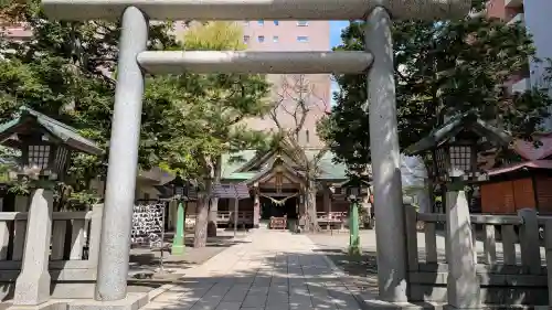 三吉神社の{uncategorized: "未分類", other: "その他", undefined: "問題あり", building: "その他建物", grave: "お墓", sacred_gate: "鳥居", guardian: "狛犬", statue: "像", buddha: "仏像", history: "歴史", nature: "自然", garden: "庭園", animal: "動物", pagoda: "塔", temizu: "手水舎", mountain_gate: "山門・神門", sanctuary: "本殿・本堂", subordinate: "末社・摂社", art: "芸術", scenery: "景色", jizo: "地蔵", ema: "絵馬", goshuin: "御朱印", omikuji: "おみくじ", items: "授与品その他", amulet: "お守り", goshuincho: "御朱印帳", eats: "食事", festival: "お祭り", votive_dance: "神楽", shichigosan: "七五三参", wedding: "結婚式", experience: "体験その他", initially: "初詣", around: "周辺", anti_infection: "感染症対策"}