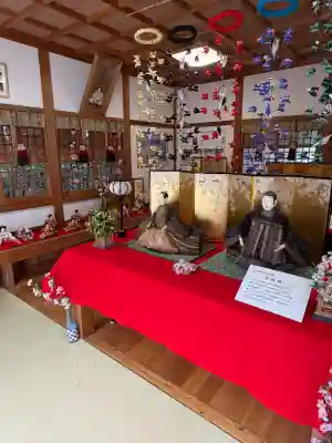 岩槻久伊豆神社の{uncategorized: "未分類", other: "その他", undefined: "問題あり", building: "その他建物", grave: "お墓", sacred_gate: "鳥居", guardian: "狛犬", statue: "像", buddha: "仏像", history: "歴史", nature: "自然", garden: "庭園", animal: "動物", pagoda: "塔", temizu: "手水舎", mountain_gate: "山門・神門", sanctuary: "本殿・本堂", subordinate: "末社・摂社", art: "芸術", scenery: "景色", jizo: "地蔵", ema: "絵馬", goshuin: "御朱印", omikuji: "おみくじ", items: "授与品その他", amulet: "お守り", goshuincho: "御朱印帳", eats: "食事", festival: "お祭り", votive_dance: "神楽", shichigosan: "七五三参", wedding: "結婚式", experience: "体験その他", initially: "初詣", around: "周辺", anti_infection: "感染症対策"}