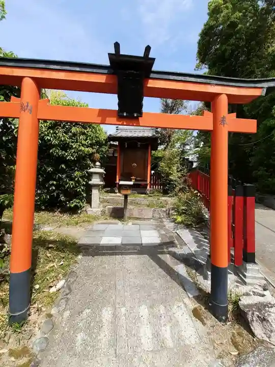 稲荷神社の{uncategorized: "未分類", other: "その他", undefined: "問題あり", building: "その他建物", grave: "お墓", sacred_gate: "鳥居", guardian: "狛犬", statue: "像", buddha: "仏像", history: "歴史", nature: "自然", garden: "庭園", animal: "動物", pagoda: "塔", temizu: "手水舎", mountain_gate: "山門・神門", sanctuary: "本殿・本堂", subordinate: "末社・摂社", art: "芸術", scenery: "景色", jizo: "地蔵", ema: "絵馬", goshuin: "御朱印", omikuji: "おみくじ", items: "授与品その他", amulet: "お守り", goshuincho: "御朱印帳", eats: "食事", festival: "お祭り", votive_dance: "神楽", shichigosan: "七五三参", wedding: "結婚式", experience: "体験その他", initially: "初詣", around: "周辺", anti_infection: "感染症対策"}