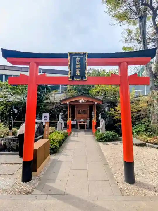 蛇窪神社の{uncategorized: "未分類", other: "その他", undefined: "問題あり", building: "その他建物", grave: "お墓", sacred_gate: "鳥居", guardian: "狛犬", statue: "像", buddha: "仏像", history: "歴史", nature: "自然", garden: "庭園", animal: "動物", pagoda: "塔", temizu: "手水舎", mountain_gate: "山門・神門", sanctuary: "本殿・本堂", subordinate: "末社・摂社", art: "芸術", scenery: "景色", jizo: "地蔵", ema: "絵馬", goshuin: "御朱印", omikuji: "おみくじ", items: "授与品その他", amulet: "お守り", goshuincho: "御朱印帳", eats: "食事", festival: "お祭り", votive_dance: "神楽", shichigosan: "七五三参", wedding: "結婚式", experience: "体験その他", initially: "初詣", around: "周辺", anti_infection: "感染症対策"}