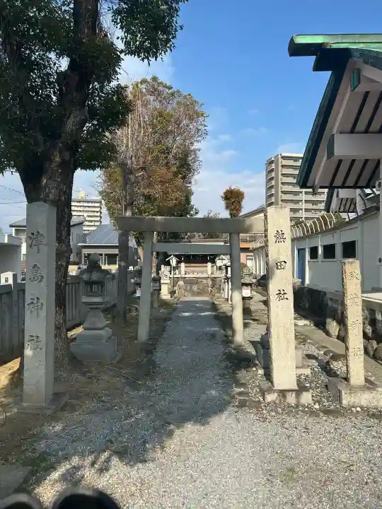 三條神社の{uncategorized: "未分類", other: "その他", undefined: "問題あり", building: "その他建物", grave: "お墓", sacred_gate: "鳥居", guardian: "狛犬", statue: "像", buddha: "仏像", history: "歴史", nature: "自然", garden: "庭園", animal: "動物", pagoda: "塔", temizu: "手水舎", mountain_gate: "山門・神門", sanctuary: "本殿・本堂", subordinate: "末社・摂社", art: "芸術", scenery: "景色", jizo: "地蔵", ema: "絵馬", goshuin: "御朱印", omikuji: "おみくじ", items: "授与品その他", amulet: "お守り", goshuincho: "御朱印帳", eats: "食事", festival: "お祭り", votive_dance: "神楽", shichigosan: "七五三参", wedding: "結婚式", experience: "体験その他", initially: "初詣", around: "周辺", anti_infection: "感染症対策"}