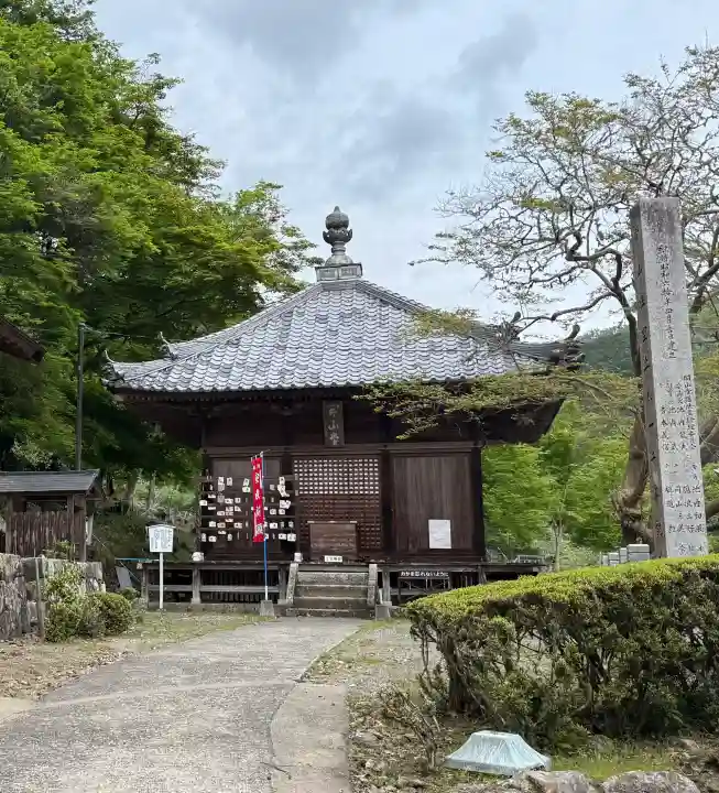 弥勒寺の{uncategorized: "未分類", other: "その他", undefined: "問題あり", building: "その他建物", grave: "お墓", sacred_gate: "鳥居", guardian: "狛犬", statue: "像", buddha: "仏像", history: "歴史", nature: "自然", garden: "庭園", animal: "動物", pagoda: "塔", temizu: "手水舎", mountain_gate: "山門・神門", sanctuary: "本殿・本堂", subordinate: "末社・摂社", art: "芸術", scenery: "景色", jizo: "地蔵", ema: "絵馬", goshuin: "御朱印", omikuji: "おみくじ", items: "授与品その他", amulet: "お守り", goshuincho: "御朱印帳", eats: "食事", festival: "お祭り", votive_dance: "神楽", shichigosan: "七五三参", wedding: "結婚式", experience: "体験その他", initially: "初詣", around: "周辺", anti_infection: "感染症対策"}