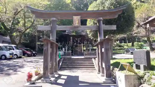 高尾山麓氷川神社の鳥居