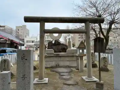 久保神社の{uncategorized: "未分類", other: "その他", undefined: "問題あり", building: "その他建物", grave: "お墓", sacred_gate: "鳥居", guardian: "狛犬", statue: "像", buddha: "仏像", history: "歴史", nature: "自然", garden: "庭園", animal: "動物", pagoda: "塔", temizu: "手水舎", mountain_gate: "山門・神門", sanctuary: "本殿・本堂", subordinate: "末社・摂社", art: "芸術", scenery: "景色", jizo: "地蔵", ema: "絵馬", goshuin: "御朱印", omikuji: "おみくじ", items: "授与品その他", amulet: "お守り", goshuincho: "御朱印帳", eats: "食事", festival: "お祭り", votive_dance: "神楽", shichigosan: "七五三参", wedding: "結婚式", experience: "体験その他", initially: "初詣", around: "周辺", anti_infection: "感染症対策"}
