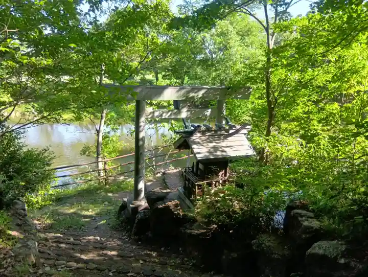 龍神神社の{uncategorized: "未分類", other: "その他", undefined: "問題あり", building: "その他建物", grave: "お墓", sacred_gate: "鳥居", guardian: "狛犬", statue: "像", buddha: "仏像", history: "歴史", nature: "自然", garden: "庭園", animal: "動物", pagoda: "塔", temizu: "手水舎", mountain_gate: "山門・神門", sanctuary: "本殿・本堂", subordinate: "末社・摂社", art: "芸術", scenery: "景色", jizo: "地蔵", ema: "絵馬", goshuin: "御朱印", omikuji: "おみくじ", items: "授与品その他", amulet: "お守り", goshuincho: "御朱印帳", eats: "食事", festival: "お祭り", votive_dance: "神楽", shichigosan: "七五三参", wedding: "結婚式", experience: "体験その他", initially: "初詣", around: "周辺", anti_infection: "感染症対策"}