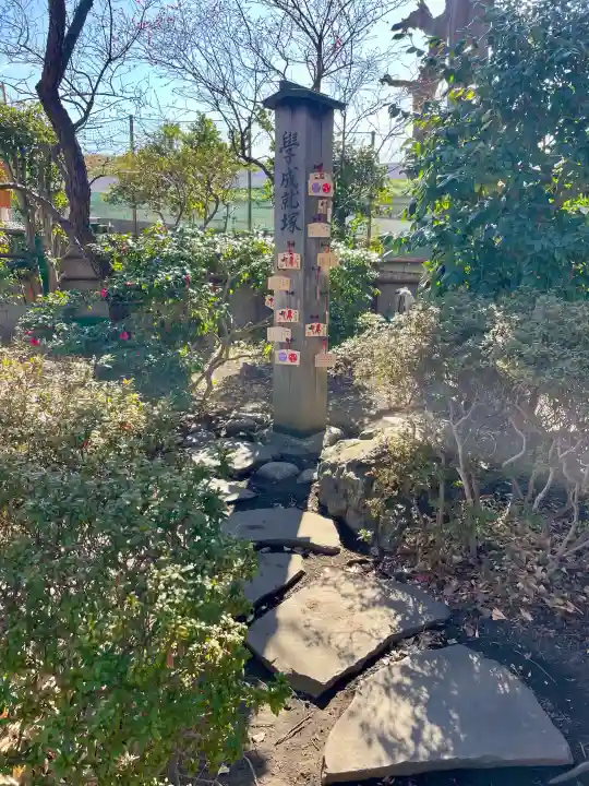 北野天神(仲六郷北野神社)の{uncategorized: "未分類", other: "その他", undefined: "問題あり", building: "その他建物", grave: "お墓", sacred_gate: "鳥居", guardian: "狛犬", statue: "像", buddha: "仏像", history: "歴史", nature: "自然", garden: "庭園", animal: "動物", pagoda: "塔", temizu: "手水舎", mountain_gate: "山門・神門", sanctuary: "本殿・本堂", subordinate: "末社・摂社", art: "芸術", scenery: "景色", jizo: "地蔵", ema: "絵馬", goshuin: "御朱印", omikuji: "おみくじ", items: "授与品その他", amulet: "お守り", goshuincho: "御朱印帳", eats: "食事", festival: "お祭り", votive_dance: "神楽", shichigosan: "七五三参", wedding: "結婚式", experience: "体験その他", initially: "初詣", around: "周辺", anti_infection: "感染症対策"}