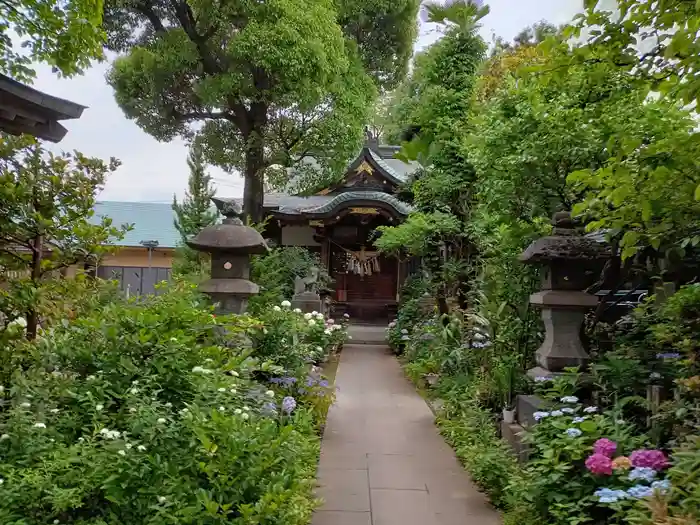 産千代稲荷神社の建物その他