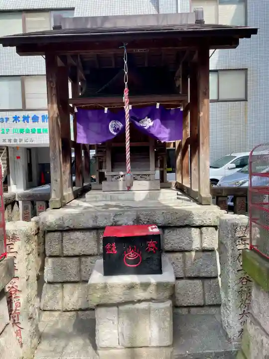 二ツ谷稲荷神社の{uncategorized: "未分類", other: "その他", undefined: "問題あり", building: "その他建物", grave: "お墓", sacred_gate: "鳥居", guardian: "狛犬", statue: "像", buddha: "仏像", history: "歴史", nature: "自然", garden: "庭園", animal: "動物", pagoda: "塔", temizu: "手水舎", mountain_gate: "山門・神門", sanctuary: "本殿・本堂", subordinate: "末社・摂社", art: "芸術", scenery: "景色", jizo: "地蔵", ema: "絵馬", goshuin: "御朱印", omikuji: "おみくじ", items: "授与品その他", amulet: "お守り", goshuincho: "御朱印帳", eats: "食事", festival: "お祭り", votive_dance: "神楽", shichigosan: "七五三参", wedding: "結婚式", experience: "体験その他", initially: "初詣", around: "周辺", anti_infection: "感染症対策"}