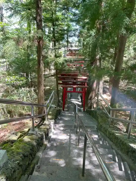 新屋山神社の{uncategorized: "未分類", other: "その他", undefined: "問題あり", building: "その他建物", grave: "お墓", sacred_gate: "鳥居", guardian: "狛犬", statue: "像", buddha: "仏像", history: "歴史", nature: "自然", garden: "庭園", animal: "動物", pagoda: "塔", temizu: "手水舎", mountain_gate: "山門・神門", sanctuary: "本殿・本堂", subordinate: "末社・摂社", art: "芸術", scenery: "景色", jizo: "地蔵", ema: "絵馬", goshuin: "御朱印", omikuji: "おみくじ", items: "授与品その他", amulet: "お守り", goshuincho: "御朱印帳", eats: "食事", festival: "お祭り", votive_dance: "神楽", shichigosan: "七五三参", wedding: "結婚式", experience: "体験その他", initially: "初詣", around: "周辺", anti_infection: "感染症対策"}