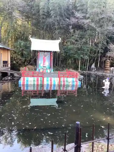 鳩吹稲荷神社の庭園