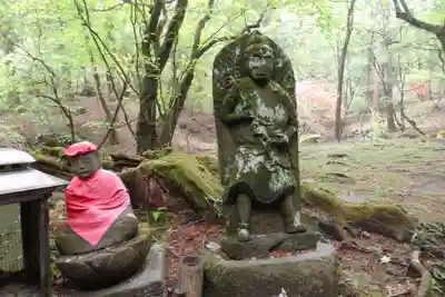 深山巴の宿の像