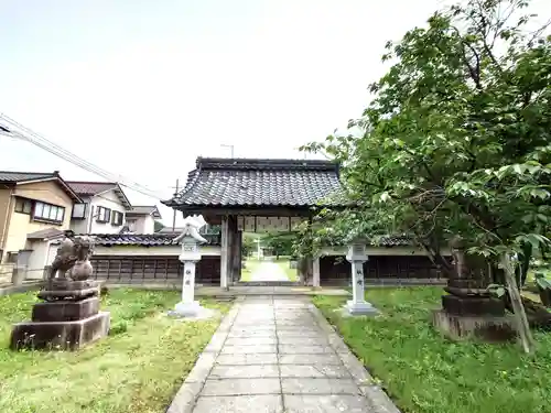 守りの神　藤基神社の山門・神門