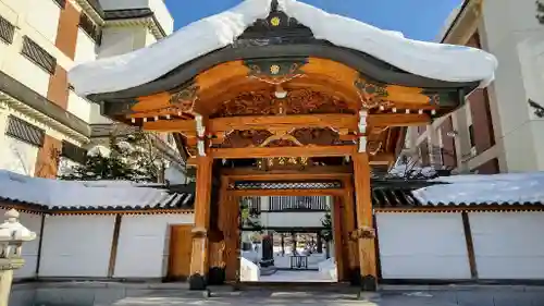 大休寺の山門