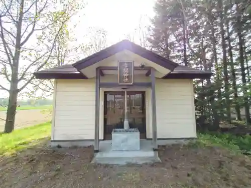 幸福神社の{uncategorized: "未分類", other: "その他", undefined: "問題あり", building: "その他建物", grave: "お墓", sacred_gate: "鳥居", guardian: "狛犬", statue: "像", buddha: "仏像", history: "歴史", nature: "自然", garden: "庭園", animal: "動物", pagoda: "塔", temizu: "手水舎", mountain_gate: "山門・神門", sanctuary: "本殿・本堂", subordinate: "末社・摂社", art: "芸術", scenery: "景色", jizo: "地蔵", ema: "絵馬", goshuin: "御朱印", omikuji: "おみくじ", items: "授与品その他", amulet: "お守り", goshuincho: "御朱印帳", eats: "食事", festival: "お祭り", votive_dance: "神楽", shichigosan: "七五三参", wedding: "結婚式", experience: "体験その他", initially: "初詣", around: "周辺", anti_infection: "感染症対策"}