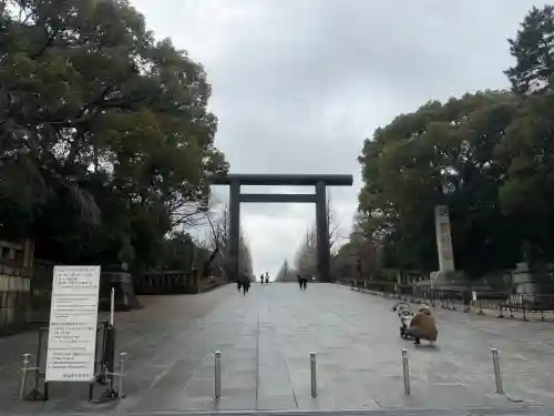 靖國神社の{uncategorized: "未分類", other: "その他", undefined: "問題あり", building: "その他建物", grave: "お墓", sacred_gate: "鳥居", guardian: "狛犬", statue: "像", buddha: "仏像", history: "歴史", nature: "自然", garden: "庭園", animal: "動物", pagoda: "塔", temizu: "手水舎", mountain_gate: "山門・神門", sanctuary: "本殿・本堂", subordinate: "末社・摂社", art: "芸術", scenery: "景色", jizo: "地蔵", ema: "絵馬", goshuin: "御朱印", omikuji: "おみくじ", items: "授与品その他", amulet: "お守り", goshuincho: "御朱印帳", eats: "食事", festival: "お祭り", votive_dance: "神楽", shichigosan: "七五三参", wedding: "結婚式", experience: "体験その他", initially: "初詣", around: "周辺", anti_infection: "感染症対策"}
