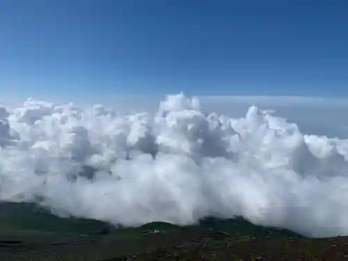 富士山頂上浅間大社奥宮の景色