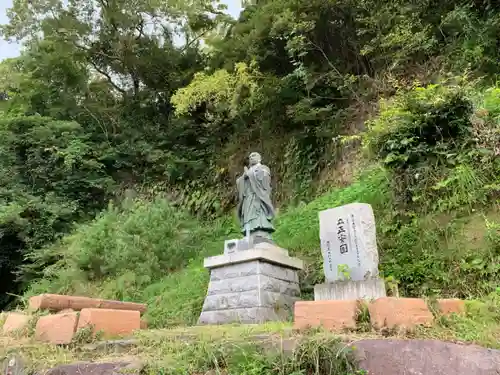 萬光寺の像