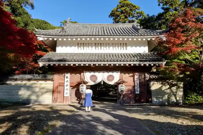 目の霊山　油山寺の山門