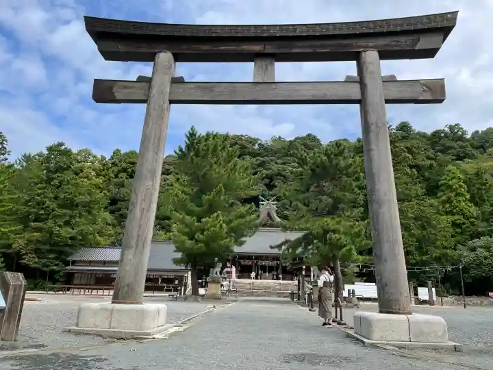 石見国一宮 物部神社の{uncategorized: "未分類", other: "その他", undefined: "問題あり", building: "その他建物", grave: "お墓", sacred_gate: "鳥居", guardian: "狛犬", statue: "像", buddha: "仏像", history: "歴史", nature: "自然", garden: "庭園", animal: "動物", pagoda: "塔", temizu: "手水舎", mountain_gate: "山門・神門", sanctuary: "本殿・本堂", subordinate: "末社・摂社", art: "芸術", scenery: "景色", jizo: "地蔵", ema: "絵馬", goshuin: "御朱印", omikuji: "おみくじ", items: "授与品その他", amulet: "お守り", goshuincho: "御朱印帳", eats: "食事", festival: "お祭り", votive_dance: "神楽", shichigosan: "七五三参", wedding: "結婚式", experience: "体験その他", initially: "初詣", around: "周辺", anti_infection: "感染症対策"}