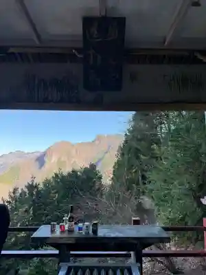 三峯神社の{uncategorized: "未分類", other: "その他", undefined: "問題あり", building: "その他建物", grave: "お墓", sacred_gate: "鳥居", guardian: "狛犬", statue: "像", buddha: "仏像", history: "歴史", nature: "自然", garden: "庭園", animal: "動物", pagoda: "塔", temizu: "手水舎", mountain_gate: "山門・神門", sanctuary: "本殿・本堂", subordinate: "末社・摂社", art: "芸術", scenery: "景色", jizo: "地蔵", ema: "絵馬", goshuin: "御朱印", omikuji: "おみくじ", items: "授与品その他", amulet: "お守り", goshuincho: "御朱印帳", eats: "食事", festival: "お祭り", votive_dance: "神楽", shichigosan: "七五三参", wedding: "結婚式", experience: "体験その他", initially: "初詣", around: "周辺", anti_infection: "感染症対策"}