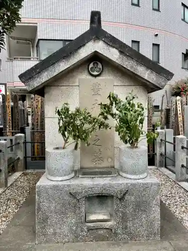 寳蓮寺の{uncategorized: "未分類", other: "その他", undefined: "問題あり", building: "その他建物", grave: "お墓", sacred_gate: "鳥居", guardian: "狛犬", statue: "像", buddha: "仏像", history: "歴史", nature: "自然", garden: "庭園", animal: "動物", pagoda: "塔", temizu: "手水舎", mountain_gate: "山門・神門", sanctuary: "本殿・本堂", subordinate: "末社・摂社", art: "芸術", scenery: "景色", jizo: "地蔵", ema: "絵馬", goshuin: "御朱印", omikuji: "おみくじ", items: "授与品その他", amulet: "お守り", goshuincho: "御朱印帳", eats: "食事", festival: "お祭り", votive_dance: "神楽", shichigosan: "七五三参", wedding: "結婚式", experience: "体験その他", initially: "初詣", around: "周辺", anti_infection: "感染症対策"}