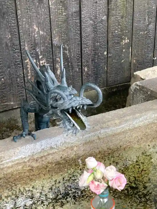 泊神社の手水舎