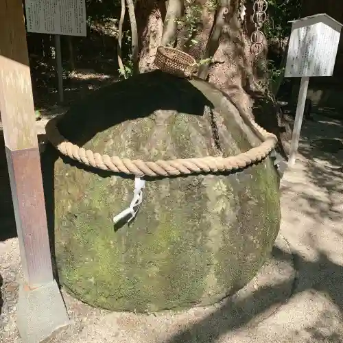 花窟神社の{uncategorized: "未分類", other: "その他", undefined: "問題あり", building: "その他建物", grave: "お墓", sacred_gate: "鳥居", guardian: "狛犬", statue: "像", buddha: "仏像", history: "歴史", nature: "自然", garden: "庭園", animal: "動物", pagoda: "塔", temizu: "手水舎", mountain_gate: "山門・神門", sanctuary: "本殿・本堂", subordinate: "末社・摂社", art: "芸術", scenery: "景色", jizo: "地蔵", ema: "絵馬", goshuin: "御朱印", omikuji: "おみくじ", items: "授与品その他", amulet: "お守り", goshuincho: "御朱印帳", eats: "食事", festival: "お祭り", votive_dance: "神楽", shichigosan: "七五三参", wedding: "結婚式", experience: "体験その他", initially: "初詣", around: "周辺", anti_infection: "感染症対策"}