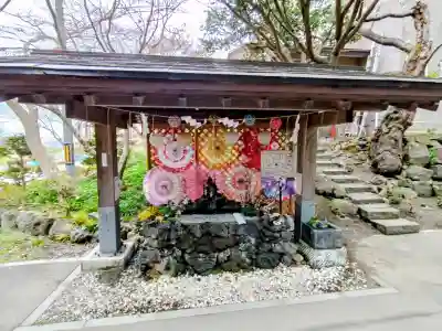 虻田神社の{uncategorized: "未分類", other: "その他", undefined: "問題あり", building: "その他建物", grave: "お墓", sacred_gate: "鳥居", guardian: "狛犬", statue: "像", buddha: "仏像", history: "歴史", nature: "自然", garden: "庭園", animal: "動物", pagoda: "塔", temizu: "手水舎", mountain_gate: "山門・神門", sanctuary: "本殿・本堂", subordinate: "末社・摂社", art: "芸術", scenery: "景色", jizo: "地蔵", ema: "絵馬", goshuin: "御朱印", omikuji: "おみくじ", items: "授与品その他", amulet: "お守り", goshuincho: "御朱印帳", eats: "食事", festival: "お祭り", votive_dance: "神楽", shichigosan: "七五三参", wedding: "結婚式", experience: "体験その他", initially: "初詣", around: "周辺", anti_infection: "感染症対策"}