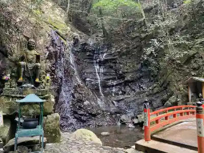 大本山七宝瀧寺の{uncategorized: "未分類", other: "その他", undefined: "問題あり", building: "その他建物", grave: "お墓", sacred_gate: "鳥居", guardian: "狛犬", statue: "像", buddha: "仏像", history: "歴史", nature: "自然", garden: "庭園", animal: "動物", pagoda: "塔", temizu: "手水舎", mountain_gate: "山門・神門", sanctuary: "本殿・本堂", subordinate: "末社・摂社", art: "芸術", scenery: "景色", jizo: "地蔵", ema: "絵馬", goshuin: "御朱印", omikuji: "おみくじ", items: "授与品その他", amulet: "お守り", goshuincho: "御朱印帳", eats: "食事", festival: "お祭り", votive_dance: "神楽", shichigosan: "七五三参", wedding: "結婚式", experience: "体験その他", initially: "初詣", around: "周辺", anti_infection: "感染症対策"}