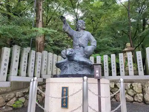 保久良神社の像