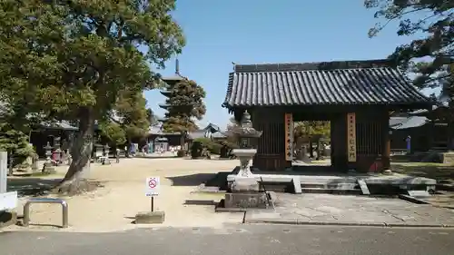 本山寺の山門